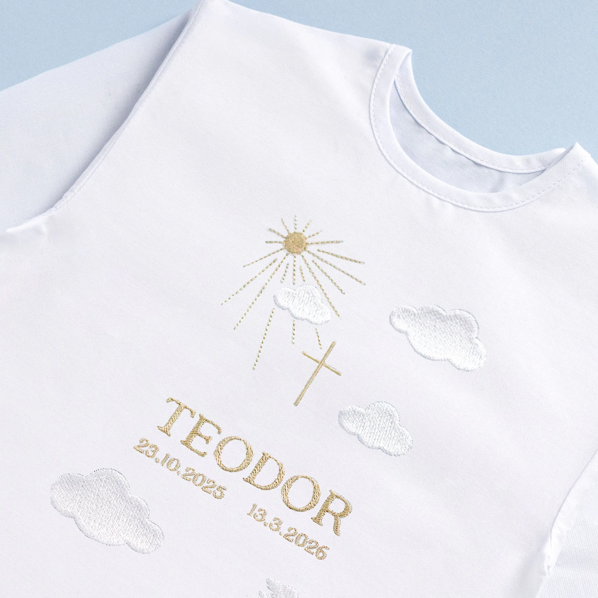 detail Košieľky na krst s výšivkou oblakov so slnkom krížom a holubicou
